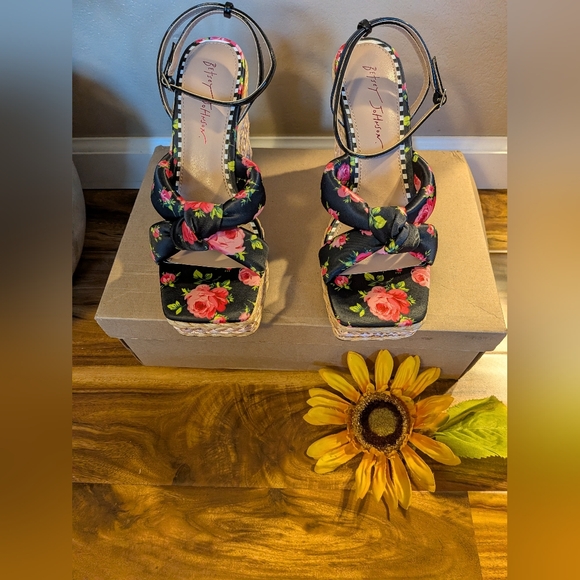 Betsey Johnson
Women's Pansie Floral Wedge Sandals Size 9M NIB - Picture 6 of 7